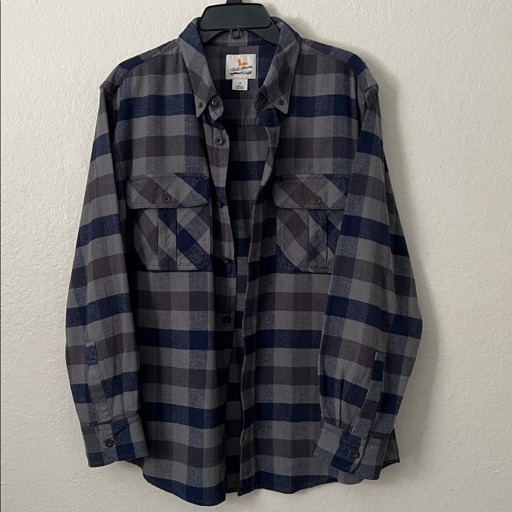 Field & Stream Navy and Gray Plaid Button Up Flannel in Size L